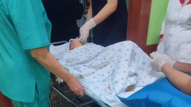 дарыгерлер баланы ооруканага жеткирип жатышат