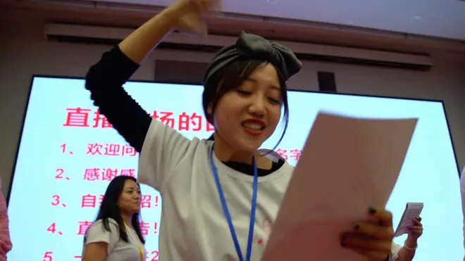 中国主播训练营：直播带货热潮下的暴富梦