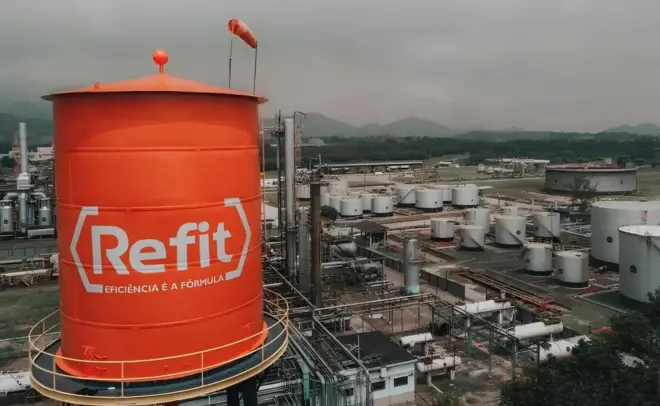 Parque de refino da Refit com um tanque laranja com o logotipo da empresa em primeiro plano