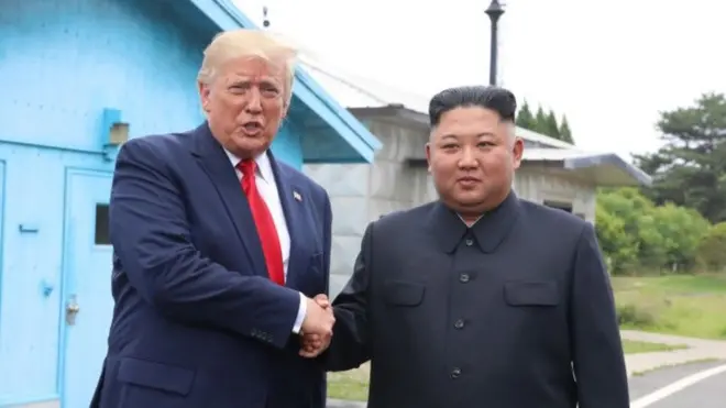 Donald Trump saluda a Kim Jong un en 2019