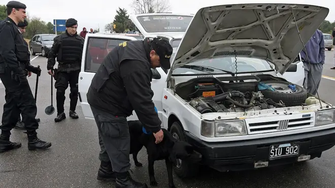 Des membres d'une unité spéciale de la police uruguayenne qui a arrêté Rocco Morabito