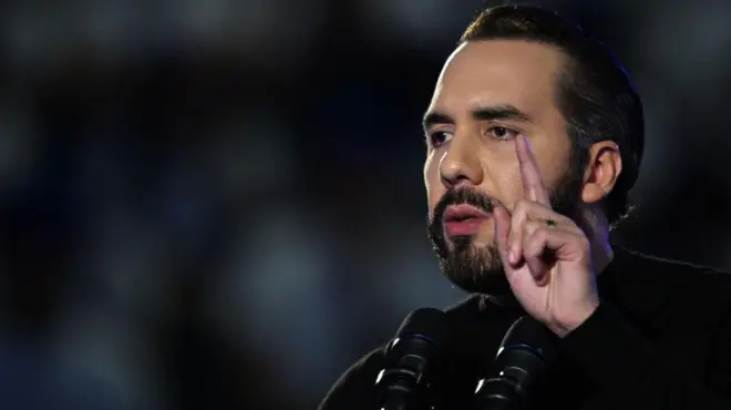 El presidente de El Salvador, Nayib Bukele, gesticula mientras pronuncia un discurso a estudiantes de secundaria en el Gimnasio Nacional Adolfo Pineda en San Salvador el 15 de marzo de 2025. (Foto de Marvin RECINOS / AFP) (Foto de MARVIN RECINOS/AFP vía Getty Images)