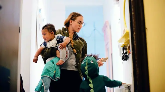 Жінка з дитиною