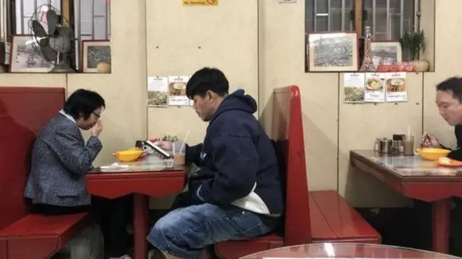 Hoi On Cafe dibuka tahun 1952. Sejak saat itu mereka rutin didatangi karyawan kantor hingga wisatawan.