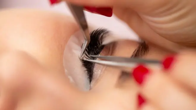 Aunque parezca inofensivo, el uso continuo de pestañas postizas y la falta de cuidados pueden causar varios problemas.