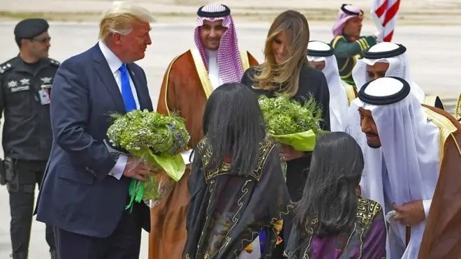 امریکی صدر ڈونلڈ ٹرمپ اپنے پہلے غیر ملکی دورے پر سعودی عرب کے دارالحکومت ریاض پہنچ گئے ہیں جہاں وہ عرب اسلامک امیریکن اجلاس میں شرکت کریں گے۔