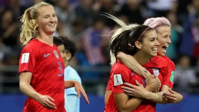 Alex Morgan (centro) fue la estrella del partido tras marcar 5 tantos.