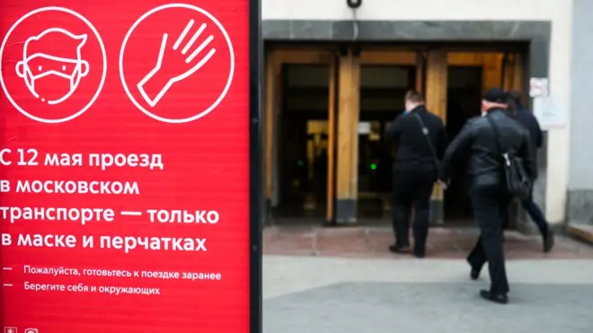 Нарушителей обязательного масочного режима московские власти обещают штрафовать на 5000 тысяч рублей.