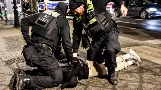 حمله با چاقو در برلین؛ پلیس یک «جوان ۱۹ ساله سوری» را دستگیر کرد