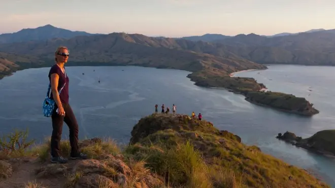 Seorang turis asing berdiri di salah-satu puncak di Pulau Gili Lawa di Taman Nasional Komodo, NTT, sebelum kebakaran melanda sebagian sudut pulau tersebut.