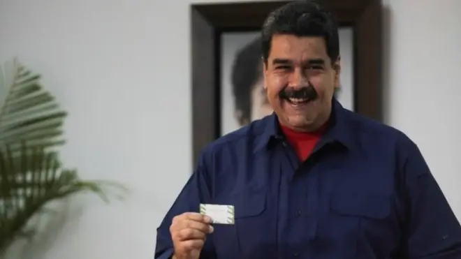 Maduro votando