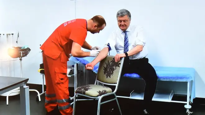 Mevcut Devlet Başkanı Petro Poroşenko test için kan verirken böyle görüntülendi.