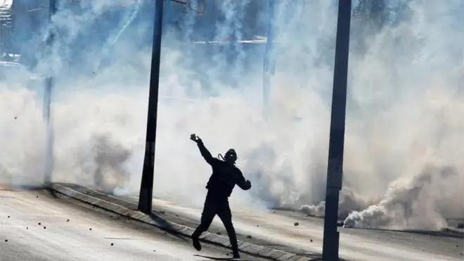 Palestinian protester raises a rock in Bethlehem (08/12/17)