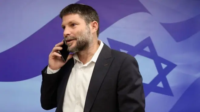 عمان تستدعي السفير الإسرائيلي احتجاجا على وقوف وزير المالية اليميني الإسرائيلي خلف خريطة تضم الأردن والأراضي الفلسطينية. فما قصة الشعار الذي ظهر على منصة بتسلئيل سموتريتش؟