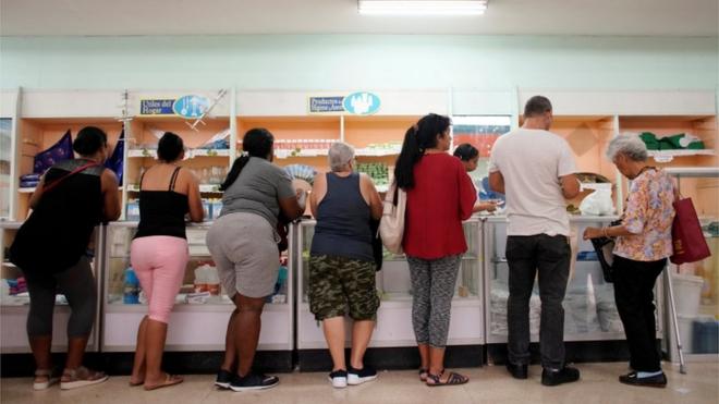 Cubanos hacen cola en una tienda estatal en La Habana