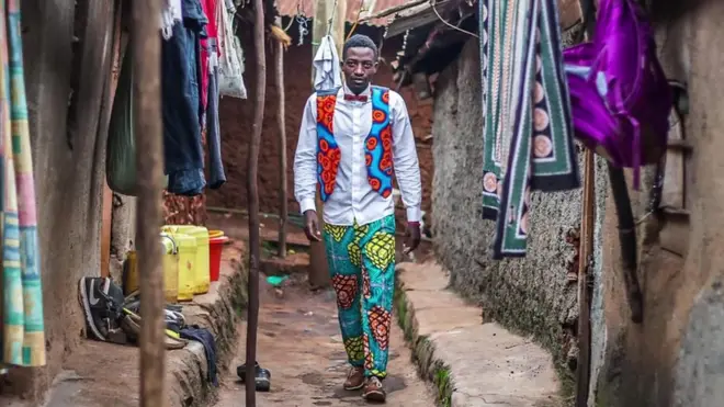 Modelo com roupas produzidascssa das apostasfavela do Quênia