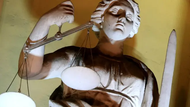 Фигура Фемиды на здании Конституционного суда в Санкт-Петербурге