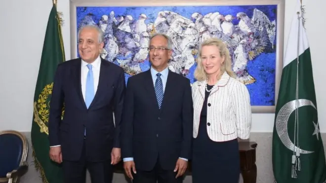 زلمي خلیلزاد او آغلې وېلز د خپل سفر په پیل کې د پاکستان بهرنیو چارو وزارت کې د امریکا د چارو له مسوول افتاب کهوکهر سره ولیدل.