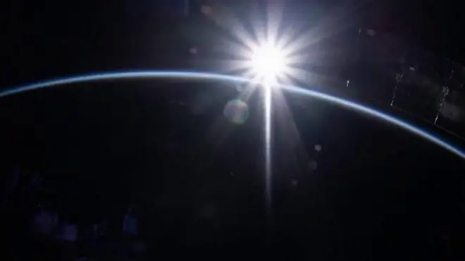 Salida del sol desde la Estación Espacial Internacional