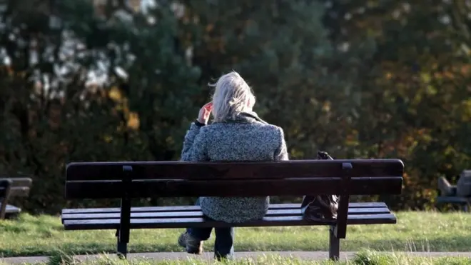 老人獨坐公園長椅