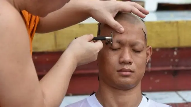 Al entrenador de los niños también le dejaron la cabeza sin pelo.