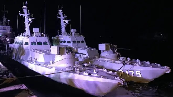 Найбільше постраждав "Бердянськ", у якого є кілька пробоїн та пошкоджені від осколків