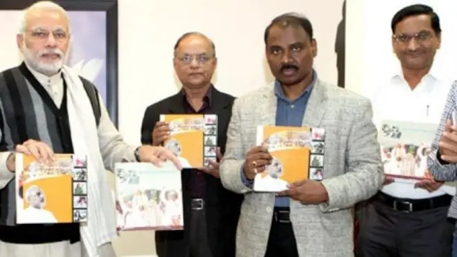 प्रधानमंत्री नरेंद्र मोदी के साथ जीसी मुर्मू