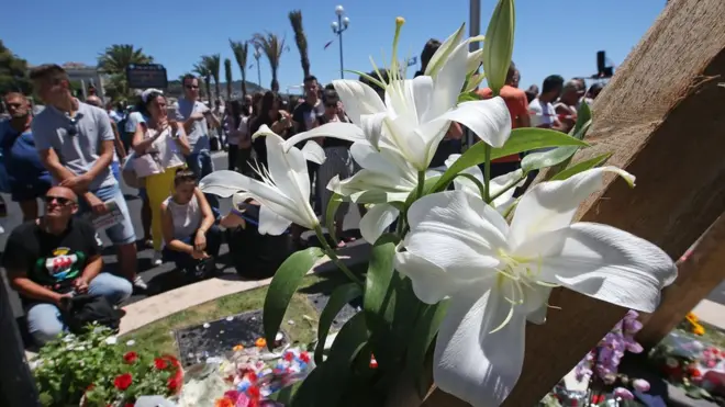 Люди приносят цветы и игрушки к месту нападения в Ницце