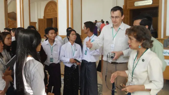 Nhà báo BBC Bill Hayton hướng dẫn học viên làm tin từ tòa nhà Quốc hội Myanmar ở Nay Pyi Taw (2013)