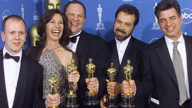 وينشتاين يتوسط مجموعة من فريق العمل في فيلم "شكسبير عاشقا" الذي فاز بعدة جوائز أوسكار في عام 1999
