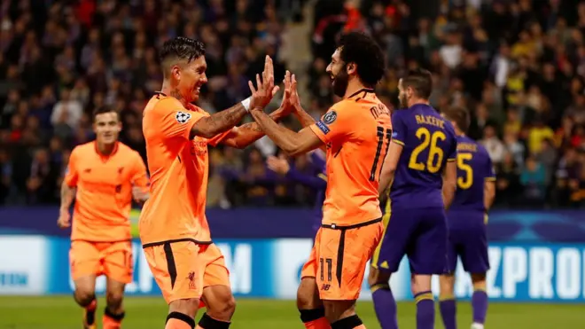 محمد صلاح يحتفل مع فيرمينو بتسجيل الهدف الثالث لليفربول