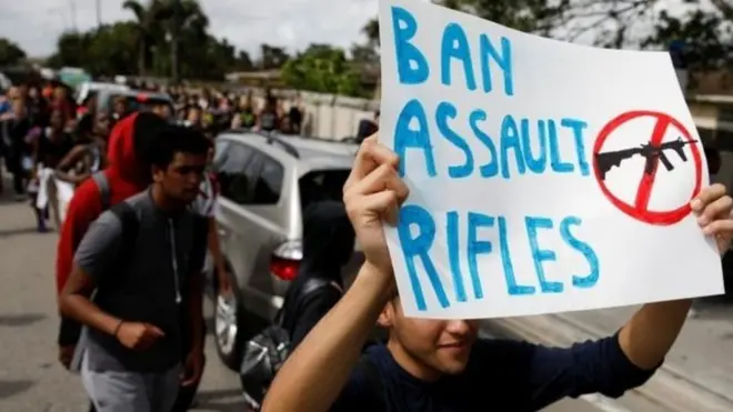 Para siswa berada di barisan terdepan menuntut agar adanya kontrol senjata.