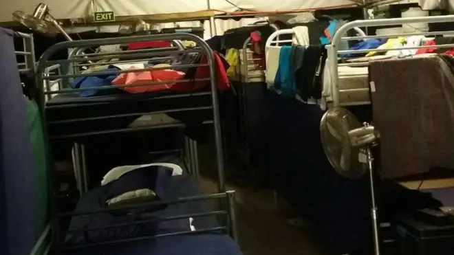 Sawir ay Amnesty qaaday oo muujinaya gudaha teendho ay dad dagan yihiin oo ku taalla Nauru