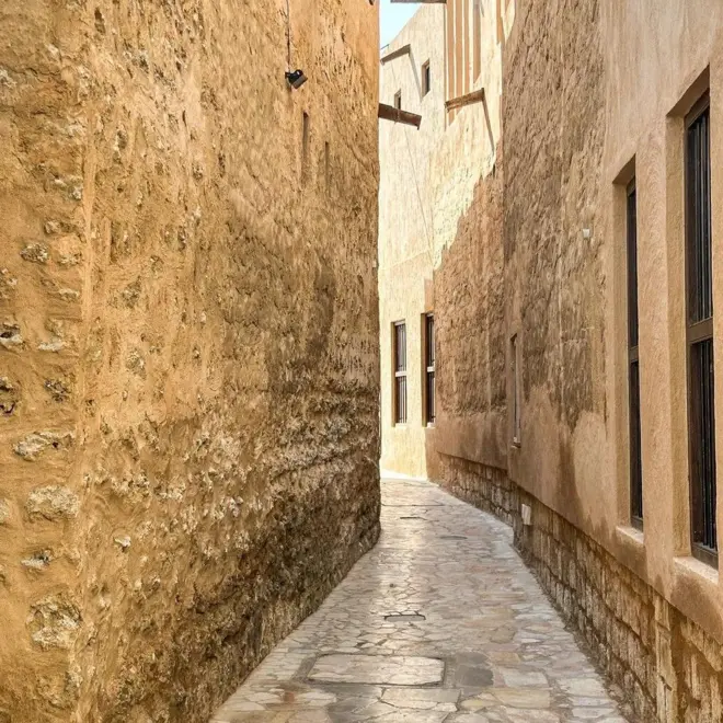 اونچی دیواریں اور تنگ گلیاں جنھیں سکہ کہا جاتا ہے راہ گیروں کو سایہ اور ہوا کو راستہ فراہم کرتی تھیں