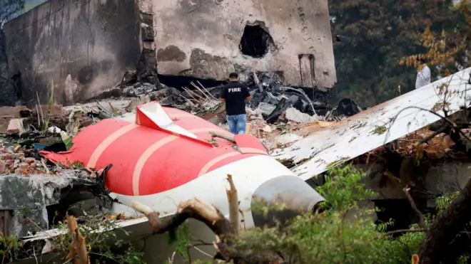  Un pompier se tient à côté de l'avion Boeing 787-8 Dreamliner d'Air India qui s'est écrasé, à Ahmedabad, en Inde, le 13 juin 2025. REUTERS/Adnan Abidi/File Photo