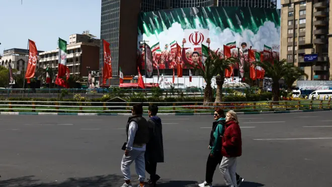 نساء إيرانيات يمشين في أحد شوارع طهران، إيران، وسط الحرب الأمريكية الإسرائيلية مع إيران