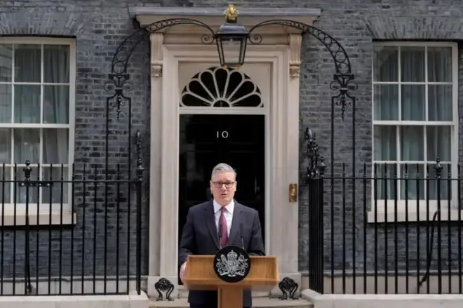 Sir Keir Starmer arimo kuvuga ijambo ahagaze imbere y'ibiro bye