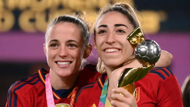 Ona Battle y Olga Carmona, jugadoras españolas celebrando el título de campeonas. 