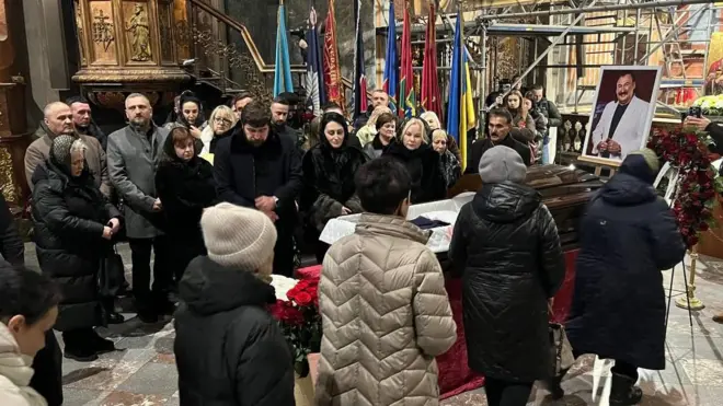 Люди у храмі