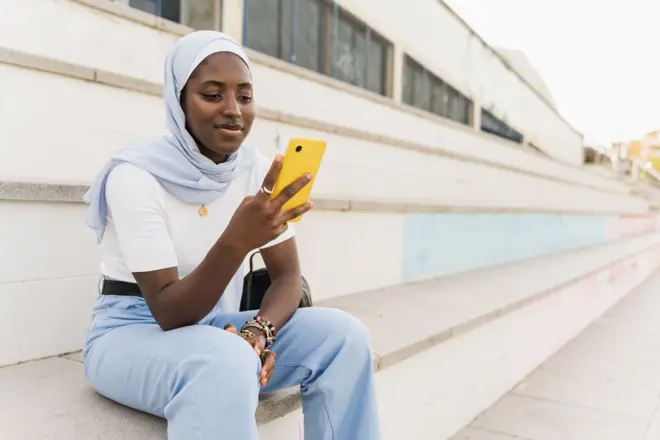 Jeune fille qui regarde son téléphone