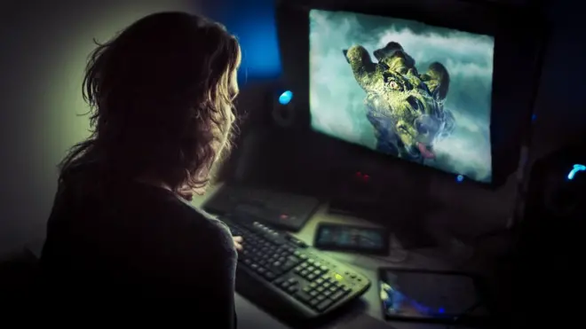 Девушка перед монитором