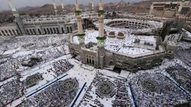 القدس العربي اللندنية تعرب عن أسفها مما تصفه بتحول "الحج، أحد أركان الإسلام، موضوعاً للاستغلال السياسي