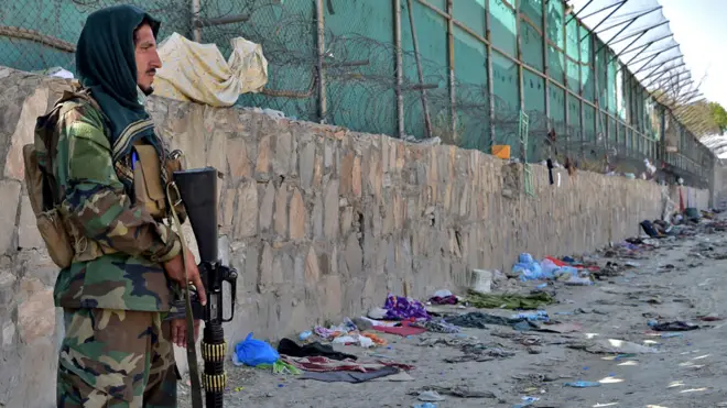 ఆగస్ట్ 26న కాబుల్ ఎయిర్‌పోర్ట్ వద్ద బాంబు పేలిన ప్రదేశంలో తాలిబాన్ ఫైటర్