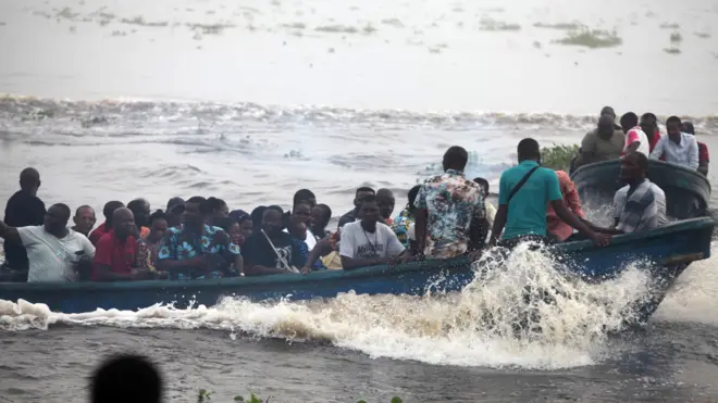 Àwọn èèyàn nínú ọkọ̀ ojú omi