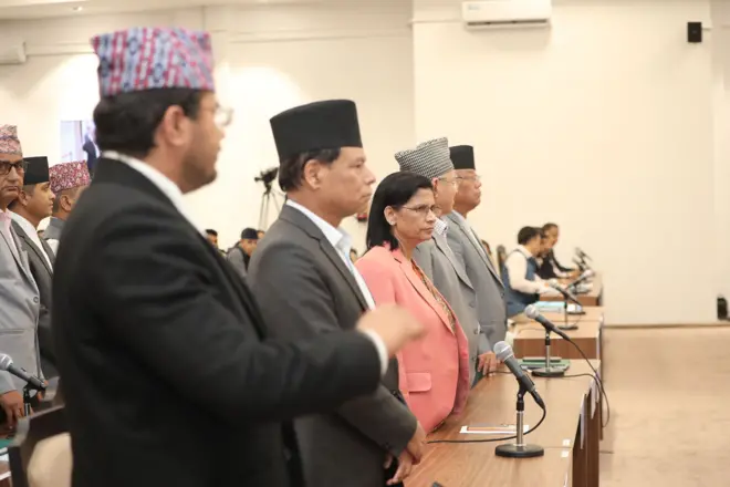 सिंहदरबारस्थित सङ्घीय संसद् भवनमा सोमवार बसेको प्रतिनिधिसभा बैठकको विपक्षी दलका सांसदहरू