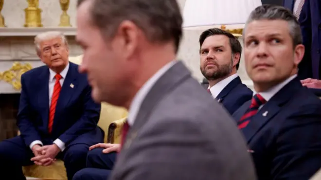 Trump a la izquierda en la Casa Blanca junto a los altos funcionarios estadounidenses Michael Waltz (centro), JD Vance (segundo por la derecha) y Pete Hegseth (derecha). 
