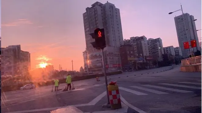 2020年1月31日早上7点，我乘坐的车子抵达长沙，城市空旷，路上几乎没有人，两名环卫工人在街上。