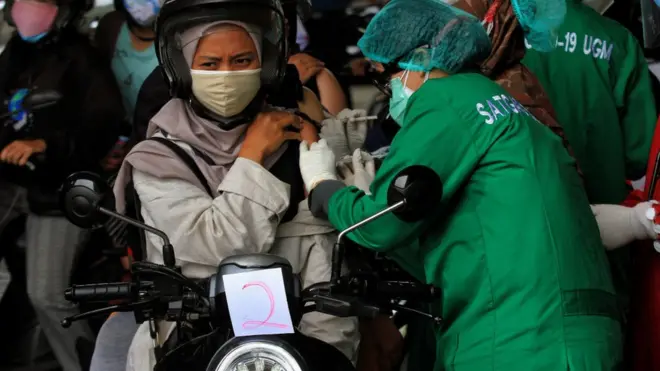 Seorang perempuan menerima suntikan vaksin AstraZeneca di Universitas Gadjah Mada Yogyakarta, 31 Juli 2021.