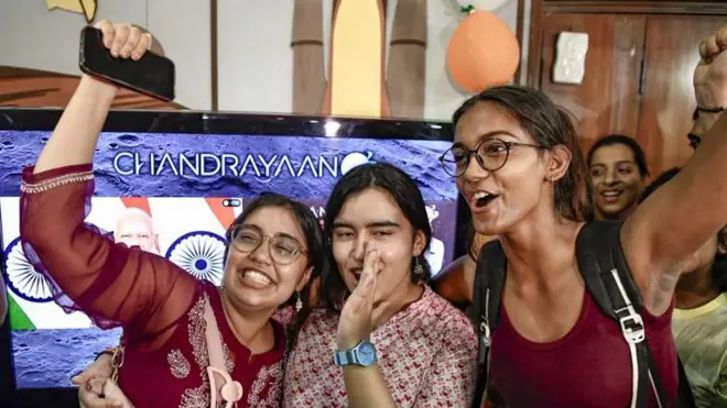 چندریان تھری کا کامیاب لینڈنگ پر خوشی