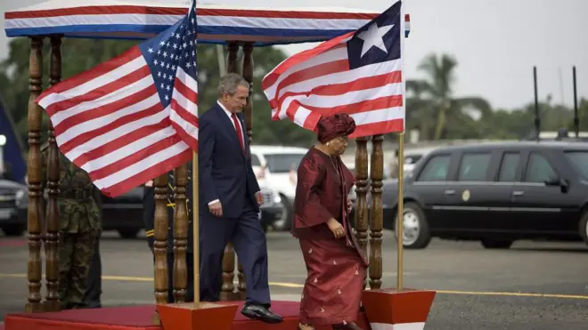 El expresidente George Bush con la expresidenta de Liberia Ellen Johnson Sirleaf